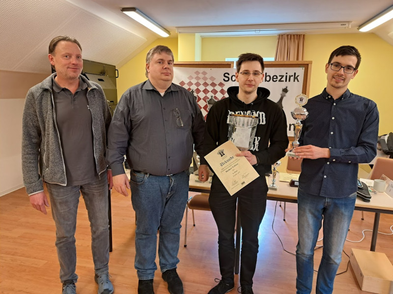 2023_02_26_Platz_1_Michal_Tobias_Becker_mit_Heimleiter