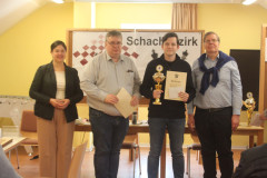 2025_03_09_Sieger_mit_Buergermeisterin_Claus_Ingo